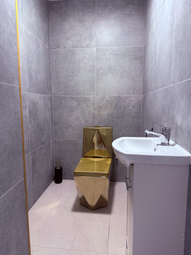 Złoty tron w apartamencie z gorącą balią